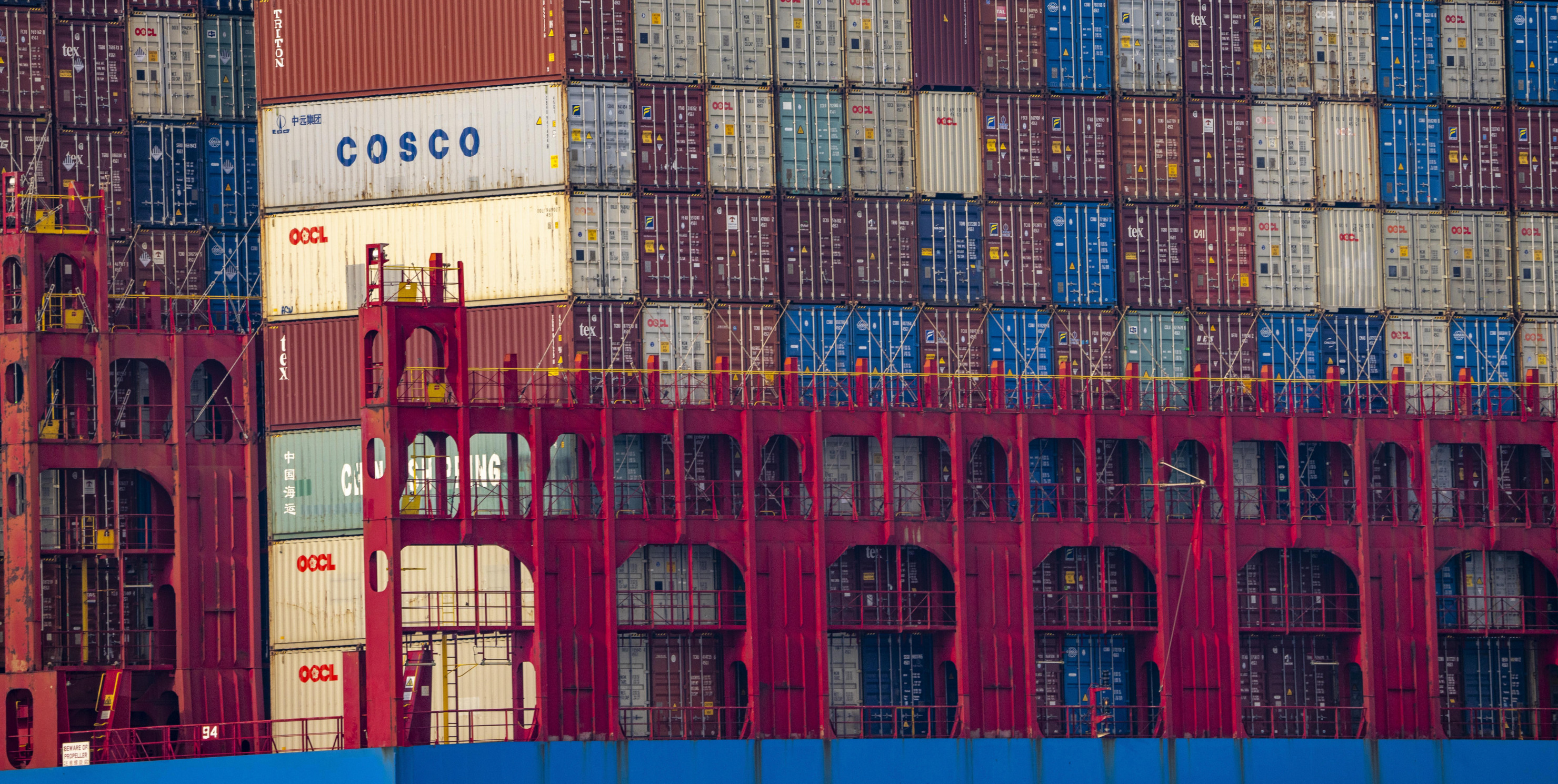 Container Frachter Cosco Shipping Leo an seinem Liegeplatz am Hutchison Ports ECT Euromax
