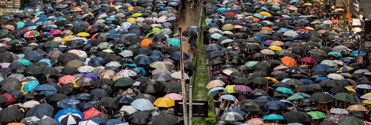 Demonstranten warten im strömenden Regen am 18. August auf der Hennesy Road in Causeway Bay, um auf das Gelände der Demonstration im Victoria Park zu gelangen. Quelle: Studio Incendo via flickr (CC BY 2.0)