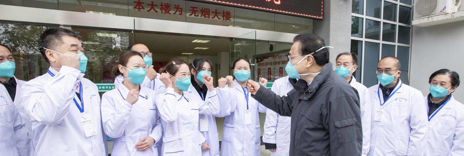 Der chinesische Premierminister Li Keqiang redet mit medizinischem Fachpersonal im Wuhan Jinyintan Krankenhaus in Wuhan, Provinz Hubei, am 27. Januar 2020. Bildquelle: picture alliance / Photoshot.