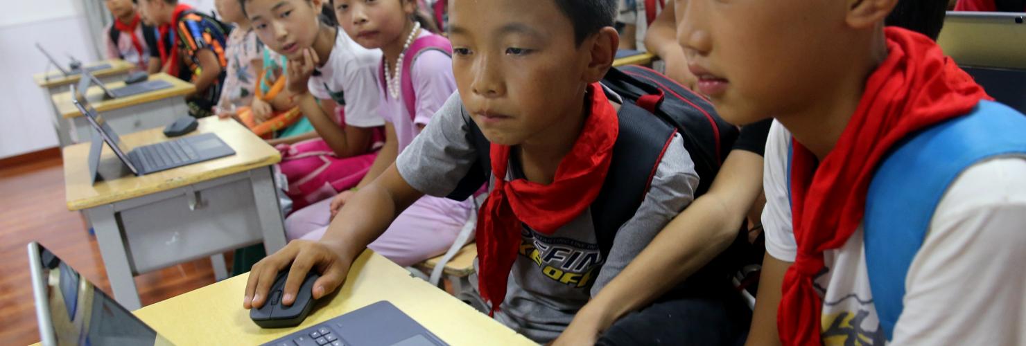 Chinese pupils use computer