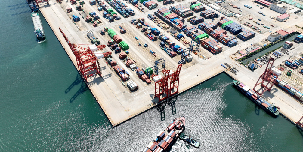  Aerial photo taken on Aug 7, 2022 shows the loading and unloading of import and export goods at the container terminal of Lianyungang Port in East China's Jiangsu Province. 