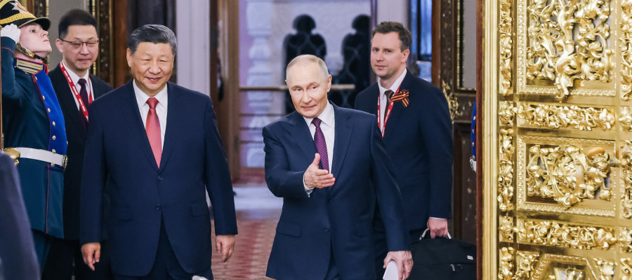 Russian President Vladimir Putin and Chinese President Xi Jinping (from right to left) during a meeting ceremony in the Kremlin.