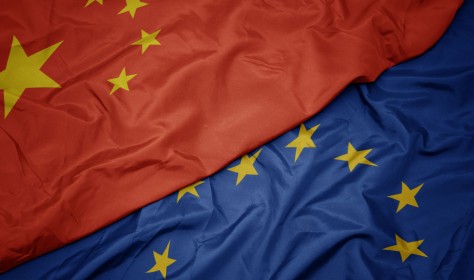 Flagen China und EU