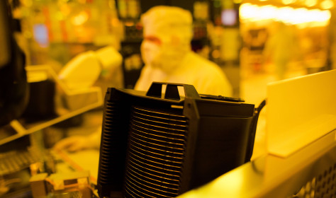 Wafer (Halbleiterscheiben) werden am 16.06.2017 in einem Gelbraum eines Wafer fabs (Halbleiterwerk) von Bosch in Reutlingen (Baden-Württemberg) auf mögliche Fehler kontrolliert