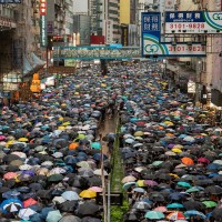 Demonstranten warten im strömenden Regen am 18. August auf der Hennesy Road in Causeway Bay, um auf das Gelände der Demonstration im Victoria Park zu gelangen. Quelle: Studio Incendo via flickr (CC BY 2.0)