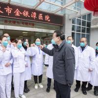 Der chinesische Premierminister Li Keqiang redet mit medizinischem Fachpersonal im Wuhan Jinyintan Krankenhaus in Wuhan, Provinz Hubei, am 27. Januar 2020. Bildquelle: picture alliance / Photoshot.