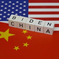 Flaggen mit Biden und China