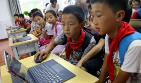 Chinese pupils use computer