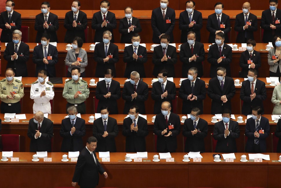 Abgeordnete applaudieren Xi Jinping bei seiner Ankunft zur Eröffnungssitzung des Nationalen Volkskongresses (NVK) in der Großen Halle des Volkes in Beijing. picture alliance / AP Photo